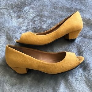 Chinese Laundry Mustard peep toe 1.5” heel shoe/ size 5.5”